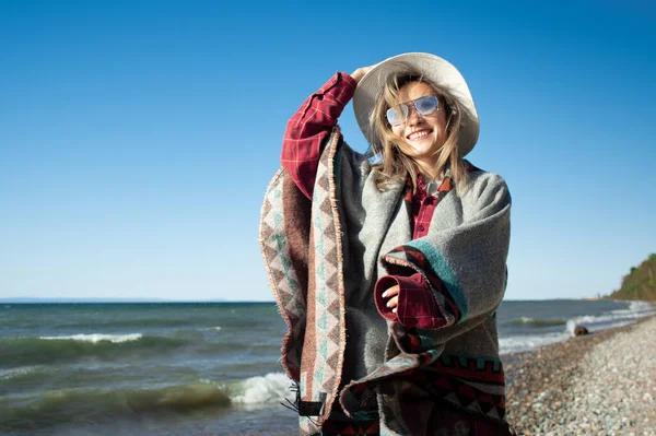 Gelukkig Vrouw Poncho Hoed Wandelingen Langs Kust Middag Stockafbeelding