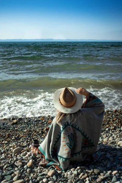 Achteraanzicht Van Een Reizende Vrouw Van Het Strand Aan Zee Stockafbeelding