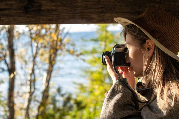 Zijaanzicht Van Een Vrouw Met Hoed Het Park Door Zee Stockfoto