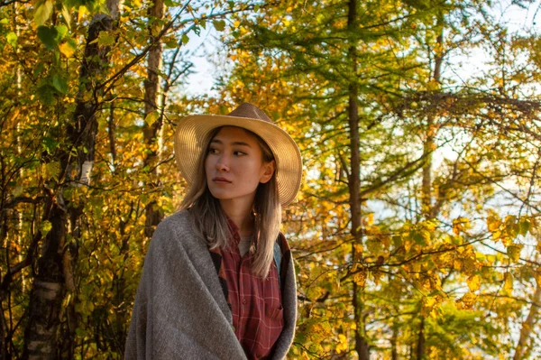 Portret Van Een Aziatische Vrouw Een Park Herfst Rechtenvrije Stockfoto's