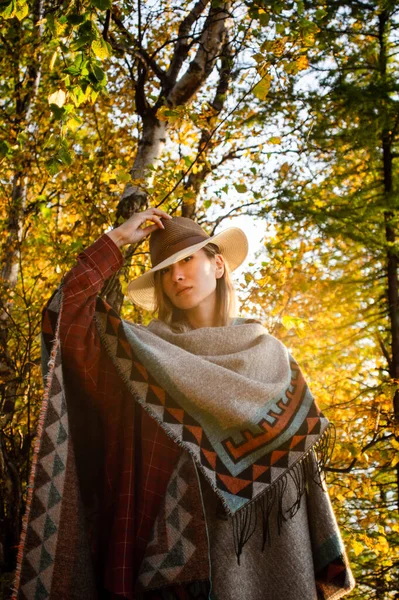 Sian Vrouw Poncho Herfst Park Rechtenvrije Stockfoto's