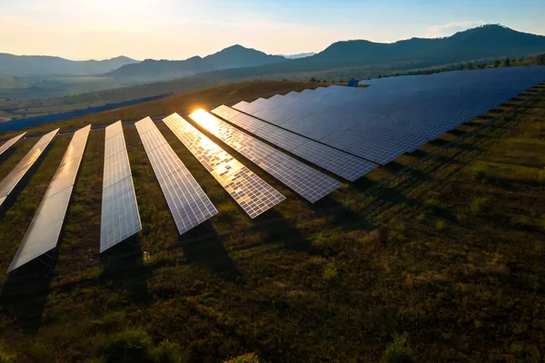 Zonnepanelen Berg Stockfoto