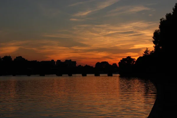 Puesta Sol Parque Nocturno Junto Río —  Fotos de Stock