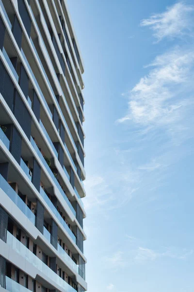Mavi gökyüzü arkaplanı olan apartmanın düşük açılı perspektifi