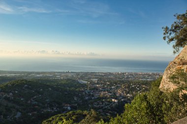 Denize yakın bir vadideki köyün kuş bakışı görüntüsü.