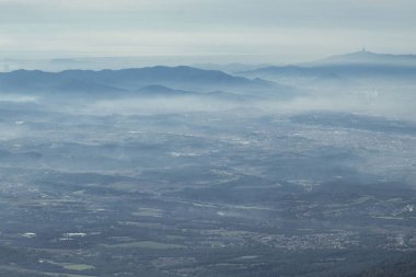 Köyleri kaplayan sisli bir vadinin kuş bakışı görüntüsü