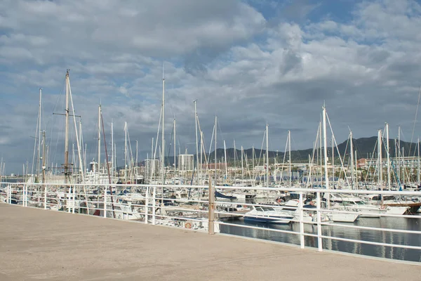 Pasarela Portuaria Recreativa Yates Barcos Con Nubes Montañas Fondo —  Fotos de Stock