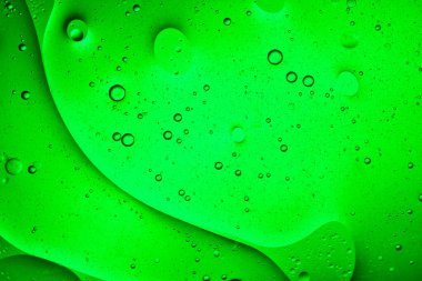 Hareket eden baloncukların yeşil sıvı arkaplanının yakın plan görüntüsü