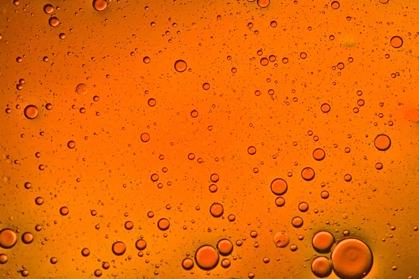 Крупным Планом Вид Глубокого Оранжевого Жидкого Фона Движущихся Пузырей — стоковое фото