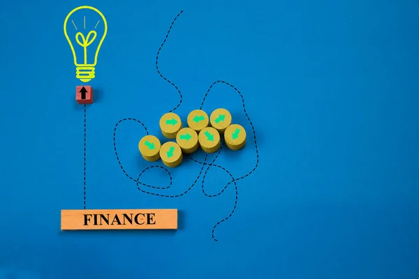 Tahta bloklar ve iş finansmanı kavramını gösteren şekilli bir ampul.