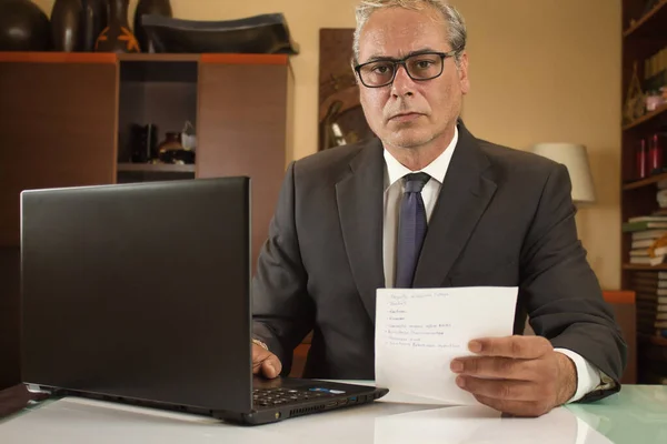 İş adamı, covid kısıtlamaları nedeniyle bilgisayarla evden telgraf çekiyor