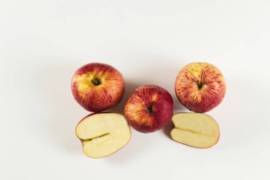 kırmızı elma grubu ve yukarıdan görüntülenen beyaz arkaplandaki damlalarla parçaları kes