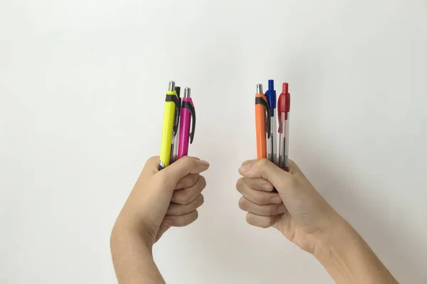 Mãos Uma Menina Segurando Punhado Canetas Cor Fundo Branco — Fotografia de Stock