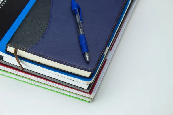 Pila Cuadernos Diarios Con Una Pluma Azul Parte Superior Sobre — Foto de Stock