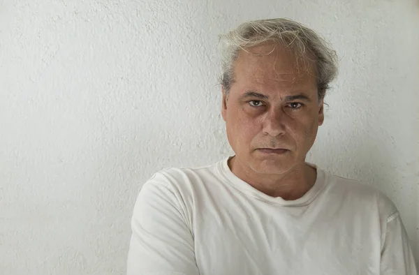 Retrato Hombre Maduro Con Pelo Gris Camisa Blanca Sobre Fondo —  Fotos de Stock