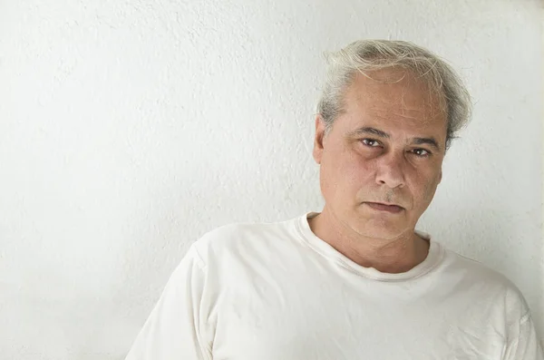 Retrato Hombre Maduro Con Pelo Gris Camisa Blanca Sobre Fondo —  Fotos de Stock