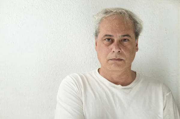 Retrato Hombre Maduro Con Pelo Gris Camisa Blanca Sobre Fondo —  Fotos de Stock