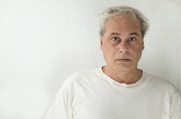 Retrato Hombre Maduro Con Pelo Gris Camisa Blanca Sobre Fondo —  Fotos de Stock