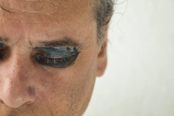 Close Homem Queer Com Cabelos Grisalhos Olhos Pintados Fundo Branco — Fotografia de Stock