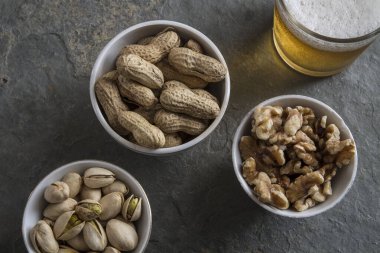 Bir kase fıstık ve bir bardak bira.