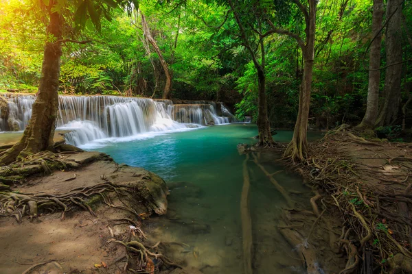 A foto da paisagem, Huay Mae Kamin Cachoeira, bela cachoeira na floresta profunda, província de Kanchanaburi, Tailândia — Fotografia de Stock