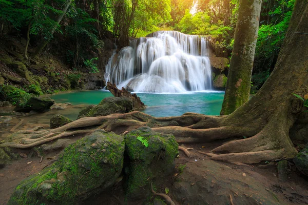 Fotografia krajobrazu, Huay Mae Kamin wodospad, wodospad w głębokim lesie, Prowincja Kanchanaburi, Tajlandia — Zdjęcie stockowe