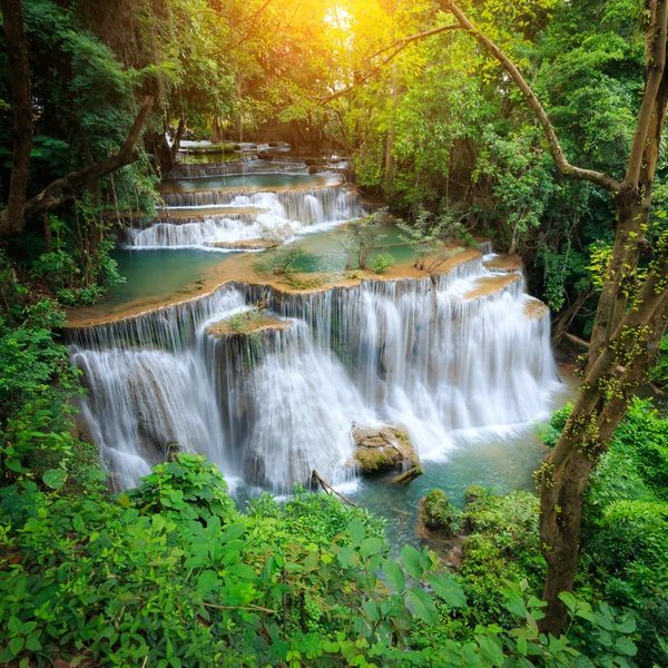 A foto da paisagem, Huay Mae Kamin Cachoeira, bela cachoeira na floresta profunda, província de Kanchanaburi, Tailândia — Fotografia de Stock