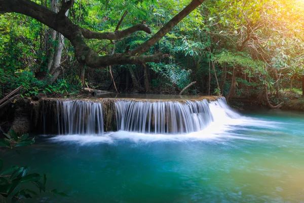 Fotografia krajobrazu, Huay Mae Kamin wodospad, wodospad w głębokim lesie, Prowincja Kanchanaburi, Tajlandia — Zdjęcie stockowe