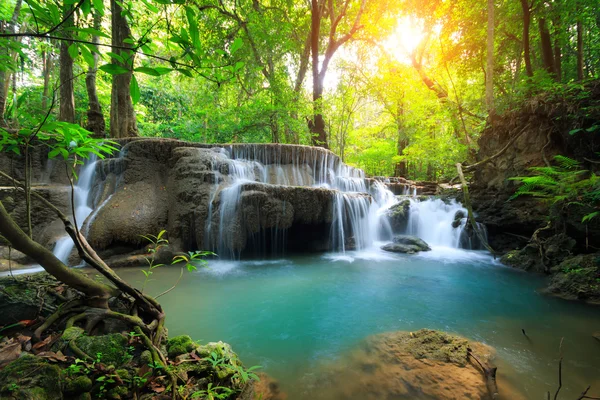 Om landskap foto, Huay Mae Kamin Waterfall, vackra vattenfall i djupa skogen, Kanchanaburi provinsen, Thailand — Stockfoto