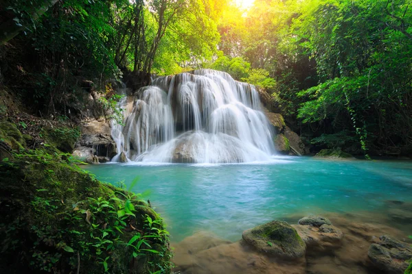 A foto da paisagem, Huay Mae Kamin Cachoeira, bela cachoeira na floresta profunda, província de Kanchanaburi, Tailândia — Fotografia de Stock