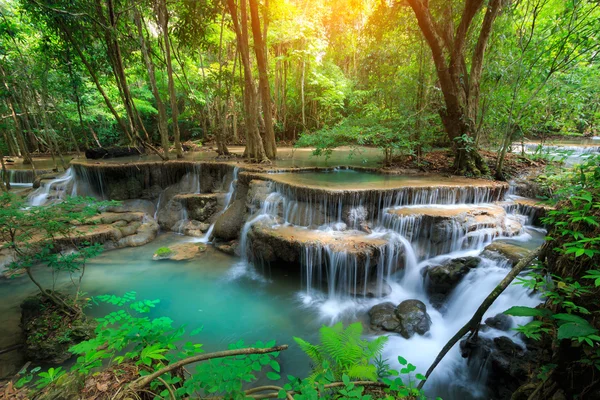 A foto da paisagem, Huay Mae Kamin Cachoeira, bela cachoeira na floresta profunda, província de Kanchanaburi, Tailândia — Fotografia de Stock