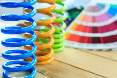 metal, ahşap arka plan üzerinde toz kaplama ve renk grafik ile kaplı araç bahar parçaları