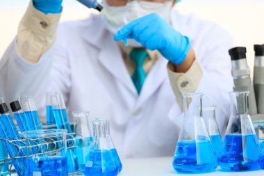 Laboratuvarda çalışan araştırmacı