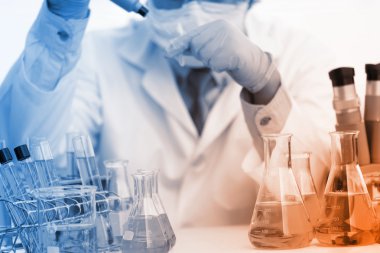 Laboratuvarda çalışan araştırmacı