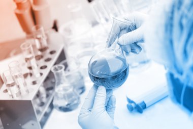 Laboratuarda çalışan bir araştırmacı..