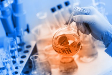 Laboratuarda çalışan bir araştırmacı..