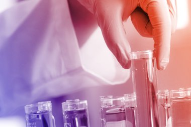 Eldivenli elini test tüpleri laboratuvarda holding