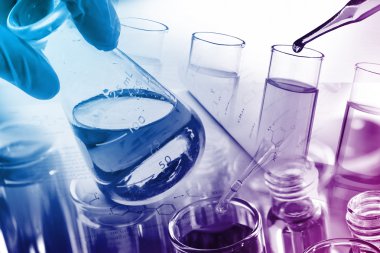 Eldivenli elini şişeye Züccaciye Mağazaları ile laboratuvarda holding