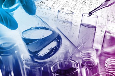 Laboratuar kapkacakları, test tüpleri ve laboratuvar kimyasal denklemler ve periyodik tablo arka plan ile şişe.