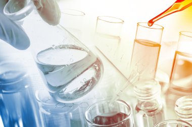 Eldivenli elini şişeye Züccaciye Mağazaları ile laboratuvarda holding