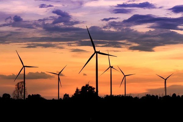 A szélturbinák, szélenergia gazdaságok sziluett naplementekor Thaiföldön — Stock Fotó