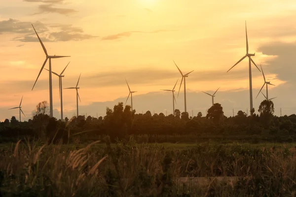 A szélturbinák, szélenergia gazdaságok sziluett naplementekor Thaiföldön — Stock Fotó