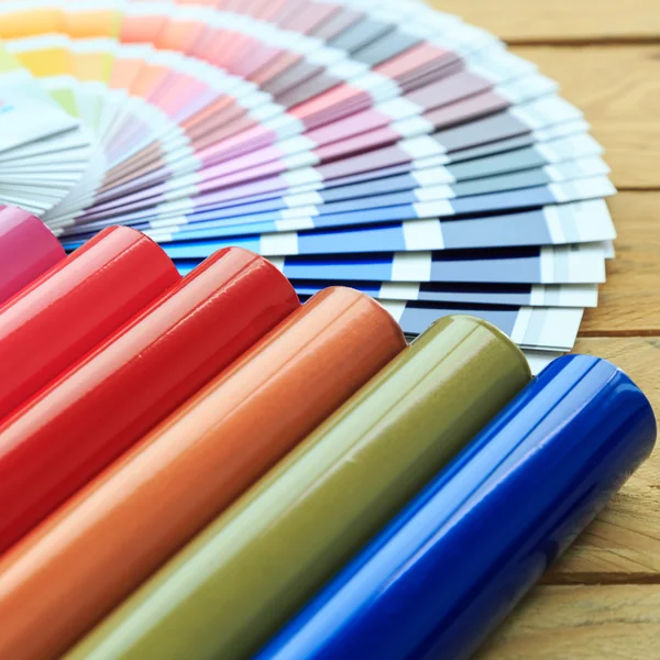 Pokryte kolorowe malowanie proszkowe profili aluminiowych. — Zdjęcie stockowe