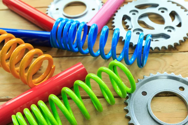 ahşap arka plan üzerinde toz boya ile kaplı metal parçalar.