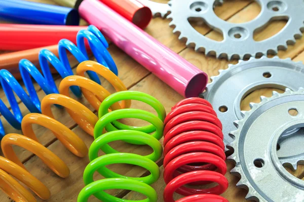ahşap arka plan üzerinde toz boya ile kaplı metal parçalar.