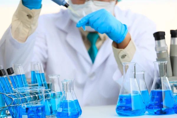 Laboratuvarda çalışan araştırmacı