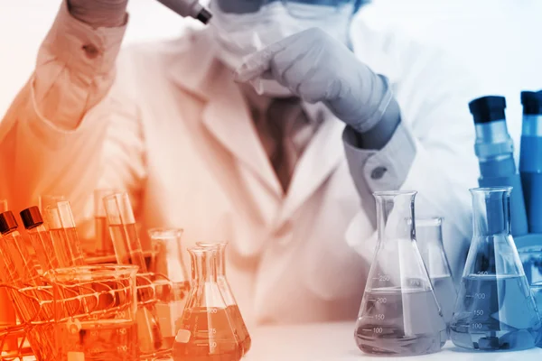 Researcher working in laboratory — Stock Photo, Image