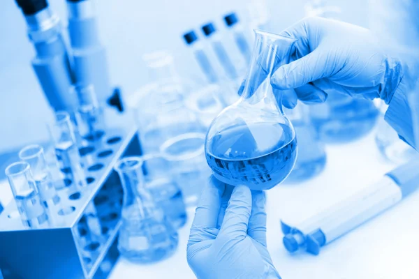 Investigador trabajando en un laboratorio. — Foto de Stock