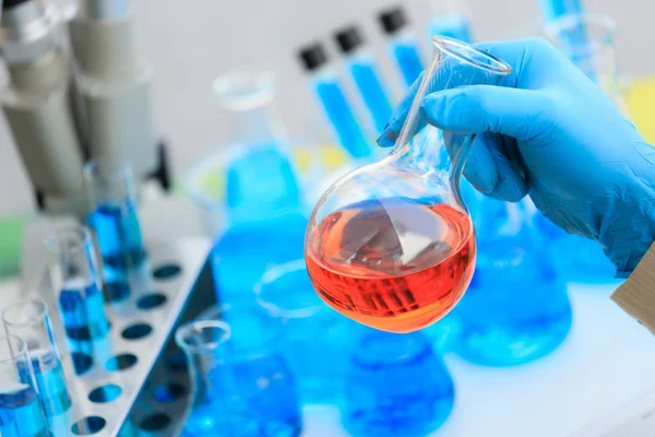 Investigador trabajando en un laboratorio. — Foto de Stock