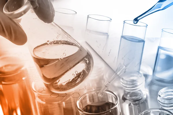 Eldivenli elini şişeye Züccaciye Mağazaları ile laboratuvarda holding